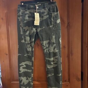 Camo print skinny pants
